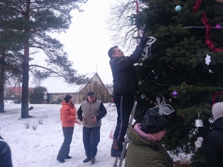 Skverelyje įžiebta eglutė